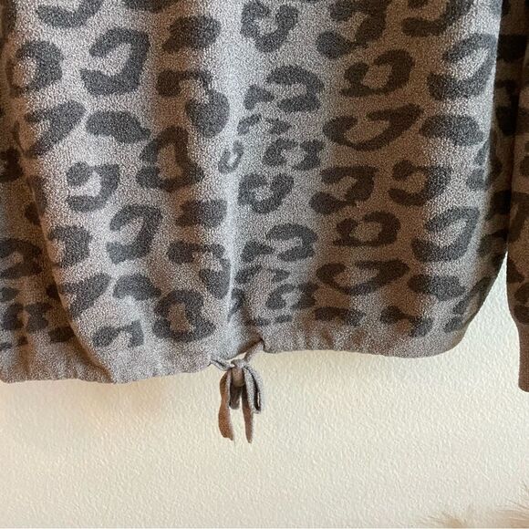 Barefoot dreams pullover sweater in grey cheetah print size S - Picture 5 of 6